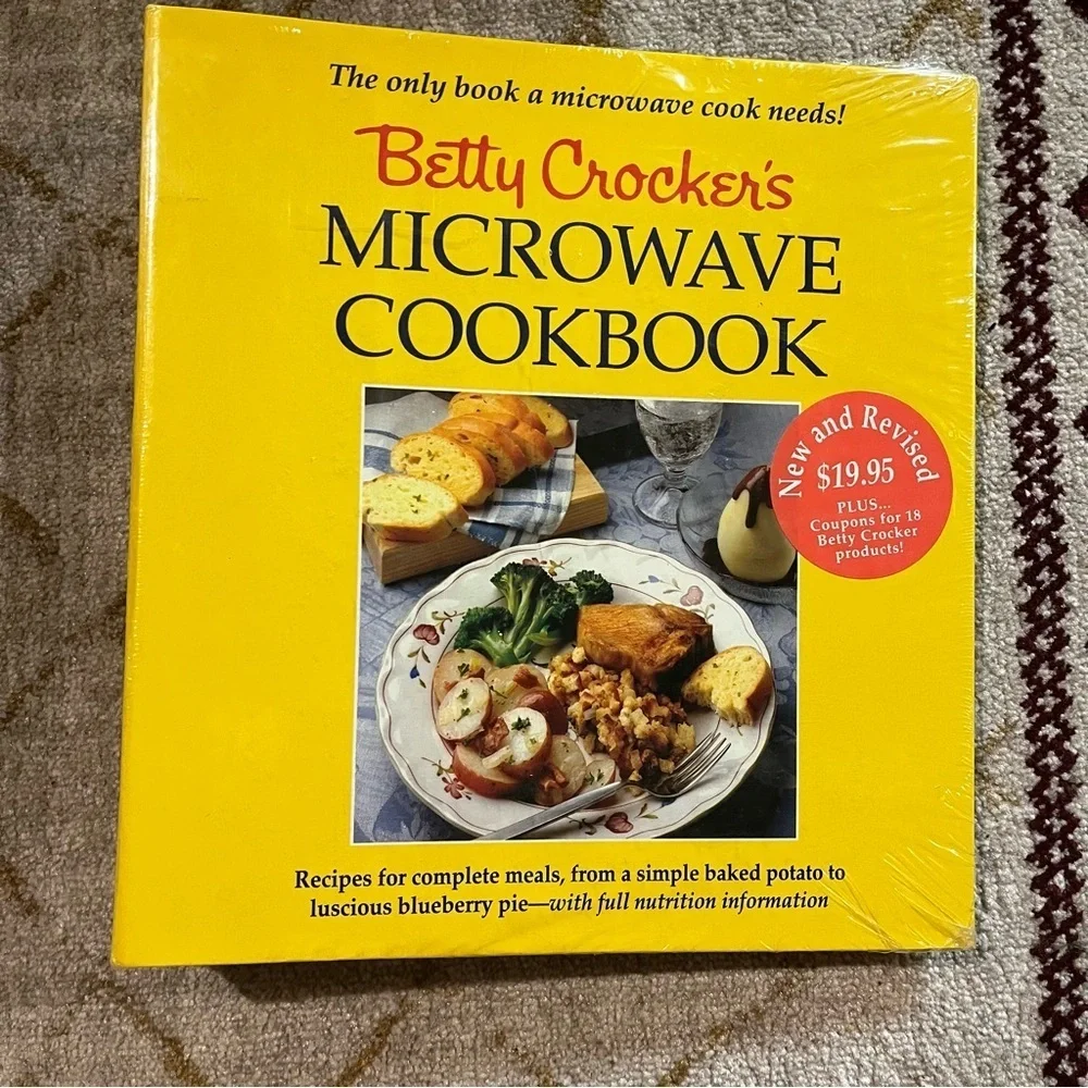 New Sealed Betty Crocker’s Microwave Cookbook Hardcover Binder 1990